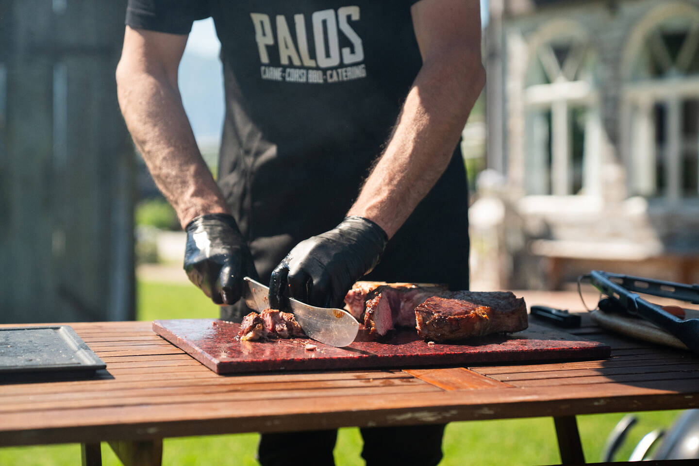 Costata di manzo grigliata al barbeque affettata da un operatore esperto di Palos Carne Barbeque Trento.